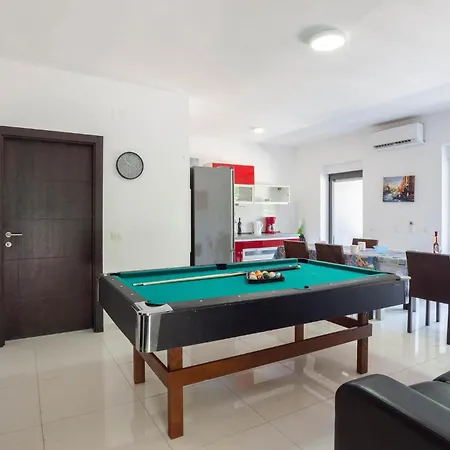 Apartment Awesome In Kastel Kambelovac
