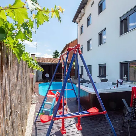 Apartment Awesome In Kastel Kambelovac Kastela